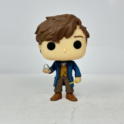 Figura Funko Pop de personagem com casaco azul e colete amarelo