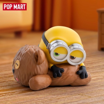 Figura colecionável Minion amarillo a segurar ursinho de peluche castanho