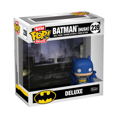Figura de vinil Batman (Hush) Bitty Pop Deluxe na caixa com fundo urbano noturno