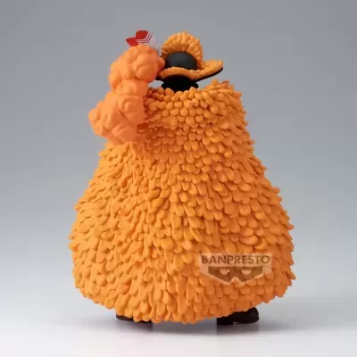 Figura colecionável com capa texturizada laranja e chapéu preto com penas