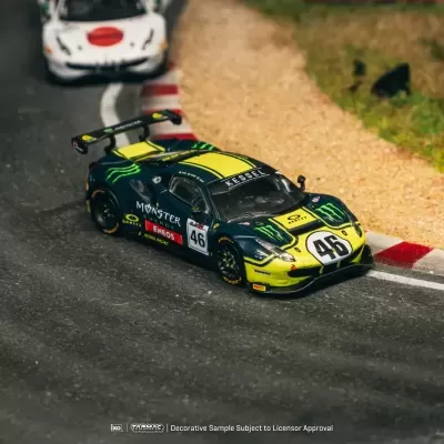 Miniatura de carro de corrida preto e verde neon com número 46 numa pista de corrida