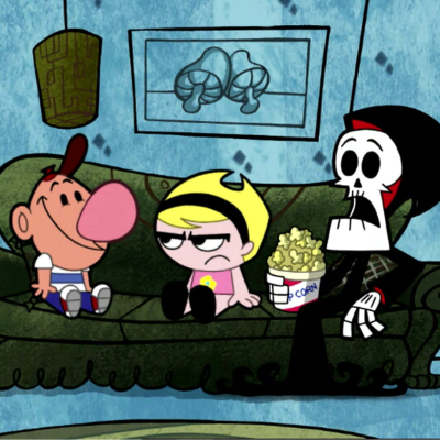 Três personagens animados sentados num sofá verde, um segurando um balde de pipocas.