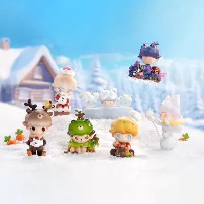 Figuras colecionáveis de inverno em cenário de neve com personagens em roupas festivas.