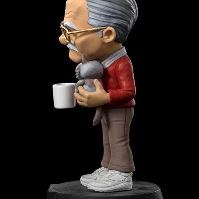 Estatueta colecionável de Stan Lee com gato e caneca