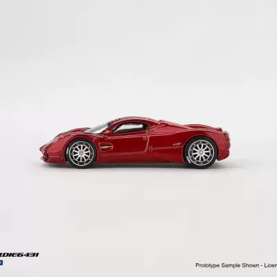 Miniatura de carro desportivo vermelha com texto azul e pequeno texto preto no fundo branco.