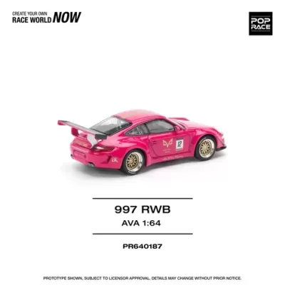 Miniatura de carro de corrida cor de rosa 997 RWB com asa traseira preta e jantes douradas