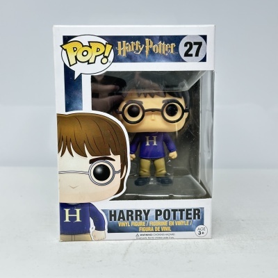Figura Funko Pop! de Harry Potter número 27 em caixa com óculos, camisola azul e letra H