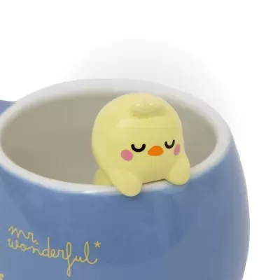 Caneca azul com pato amarelo na borda e texto mr. wonderful na lateral