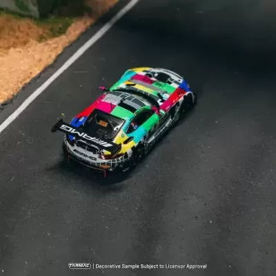 Modelo de carro de corrida colorido com asa traseira preta em pista