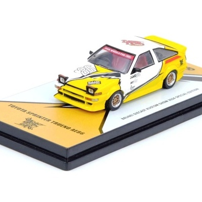 Miniatura de carro Toyota Sprinter Trueno AE86 amarela e branca com base preta