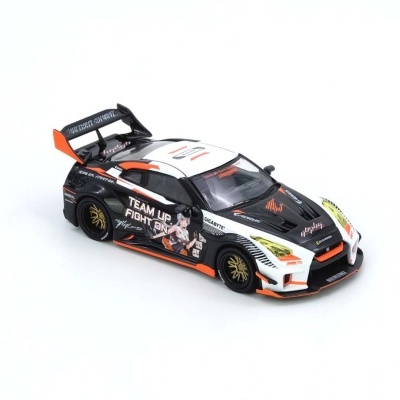 Miniatura de carro de corrida preto com detalhes laranja e branco e textos de patrocinadores