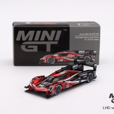 Miniatura de carro de corridas Acura ARX-06 GTP #40 vermelha, preta e branca em frente à caixa Mini GT