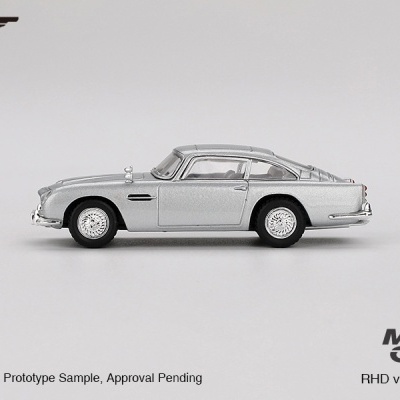 Miniatura prateada de carro clássico com texto 007 e MINI GT