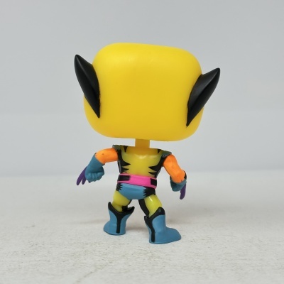 Figura colecionável estilo Funko Pop com roupas coloridas
