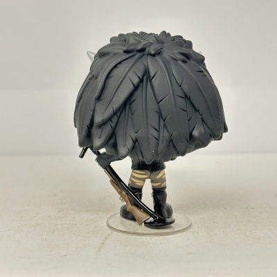 Figura colecionável com cabelo em formato de penas negras e segurando rifle