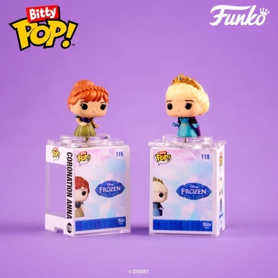 Duas figuras Funko Pop! Disney Frozen Anna e Elsa em caixas transparentes sobre fundo roxo