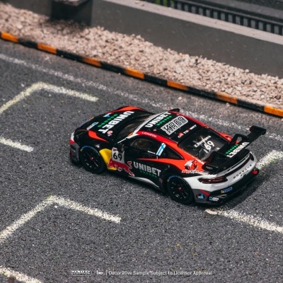 Miniatura de carro de corrida preto, vermelho e branco com logotipos e números, em parque de asfalto com divisórias