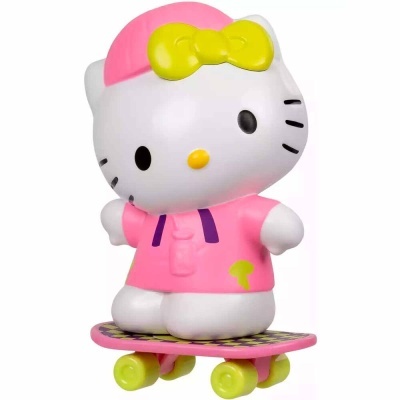 Figura colecionável Hello Kitty em vinil a andar de skate.