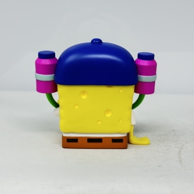 Brinquedo amarelo com chapéu azul e acessórios rosa