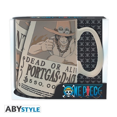 Caneca branca com imagem de Portgas D. Ace e texto de recompensa, embalagem preta com padrão de caveiras e logo One Piece