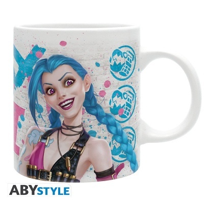 Caneca branca com personagem animada de cabelo azul e elementos gráficos coloridos