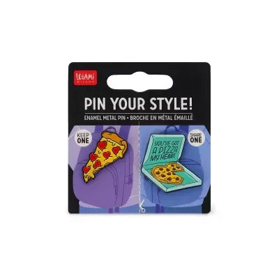 Conjunto de pins metálicos esmaltados com design de fatia de pizza e caixa de pizza com texto, em cartão preto da marca LEGAMI MILANO.