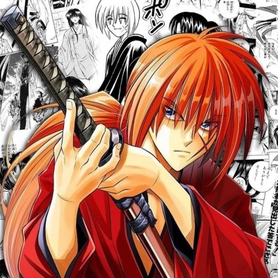 Personagem de manga com cabelo ruivo e túnica vermelha segurando espada, fundo com imagens preto e branco de manga