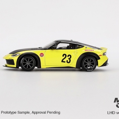 Carro desportivo em miniatura amarelo e preto com número 23 nas laterais