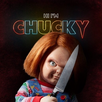Boneco Chucky com faca, texto 'HI I'M CHUCKY' em fundo escuro