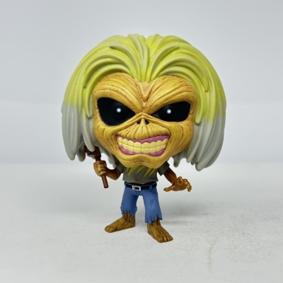 Figura colecionável estilo Pop Vinyl, rosto amarelo, cabelo amarelo e branco, roupa casual azul e cinza, segura um martelo