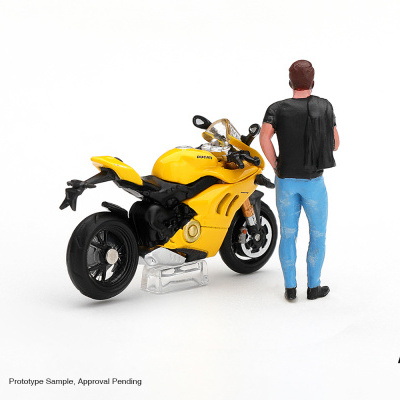 Miniatura de mota amarela Ducati com figura humana masculina de costas