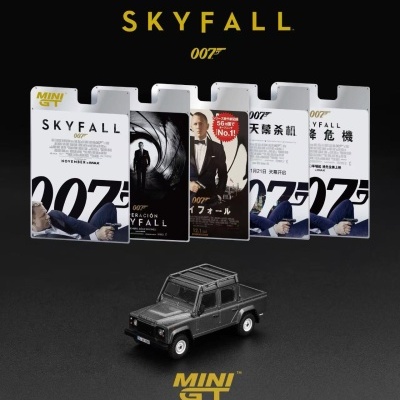 Miniatura cinza escuro de carro com cartazes do filme Skyfall e logo 007 ao fundo