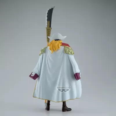 Figura de ação Banpresto com capa branca e arma longa vista de trás