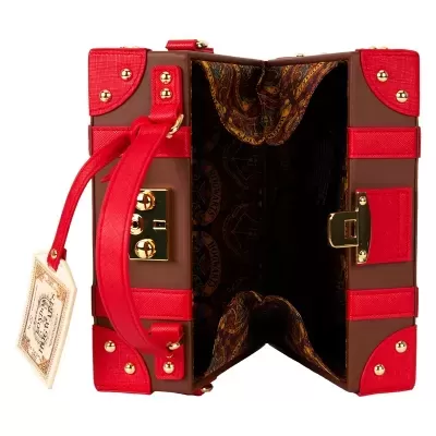 Maleta pequena castanha e vermelha aberta com padrão HOGWARTS no interior