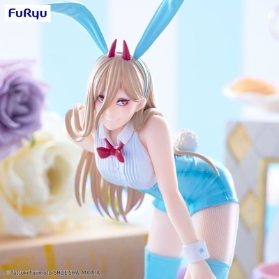 Boneca colecionável de personagem anime com roupa de coelhinha azul e laço vermelho