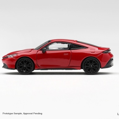 Miniatura de carro desportivo vermelho com detalhes pretos sobre fundo branco