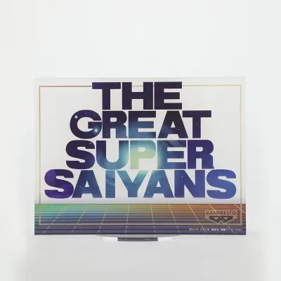 Embalagem branca com texto THE GREAT SUPER SAIYANS em azul e roxo e padrão geométrico colorido