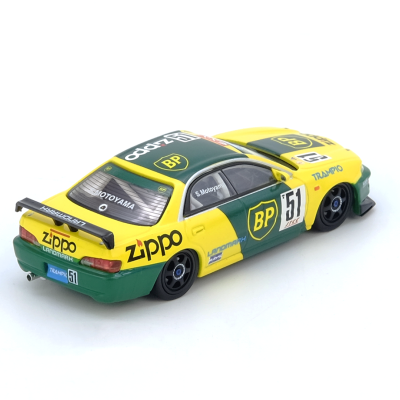 Miniatura de carro de corrida verde e amarelo com adesivos e número 51