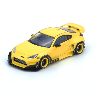 Miniatura de carro desportivo amarelo com detalhes a preto sobre fundo branco