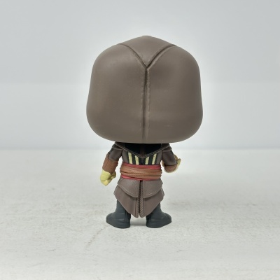 Figura Funko Pop com capa castanha vista de costas