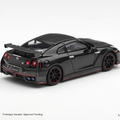 Miniatura de carro Nissan GT-R preto com detalhes em fibra de carbono