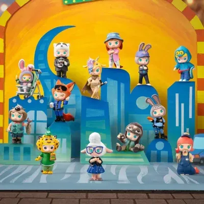 Figuras colecionáveis coloridas de plástico em cenário urbano estilizado