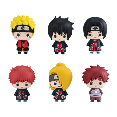 Figuras colecionáveis de personagens Naruto com roupas pretas e roxas e cabelos coloridos