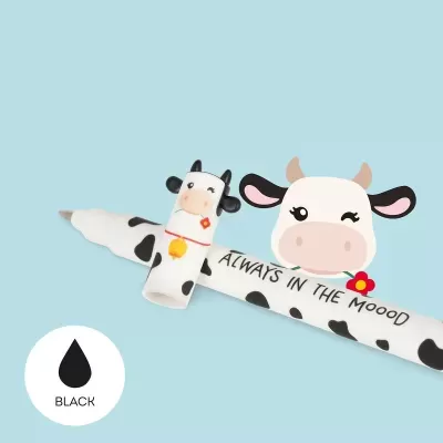 Caneta preta com padrão de vaca e texto ALWAYS IN THE MOOOOD em fundo azul claro
