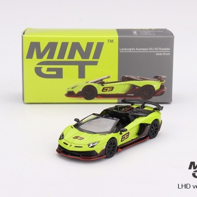 Miniatura de Lamborghini Aventador SVJ 63 Roadster verde neon com caixa ao fundo