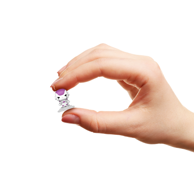 Miniatura de personagem branca e roxa segura por mão