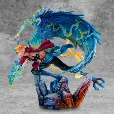 Figura decorativa de personagem anime com asas azuis e base rochosa