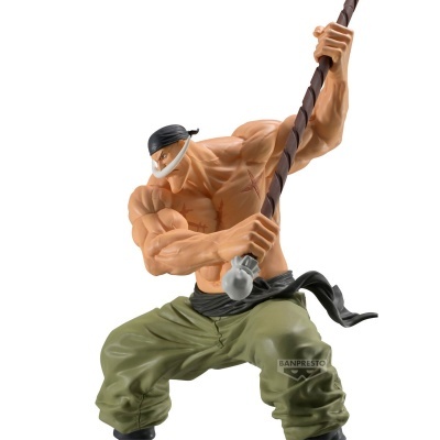 Figura colecionável de personagem masculino com faixa preta na cabeça e calças verdes segurando bastão