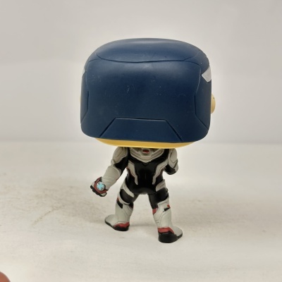 Figura Funko Pop com capacete azul e fato cinzento, preto e vermelho vista de costas