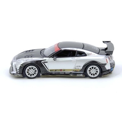 Miniatura de carro desportivo preto e prata com asa traseira e logos nas laterais